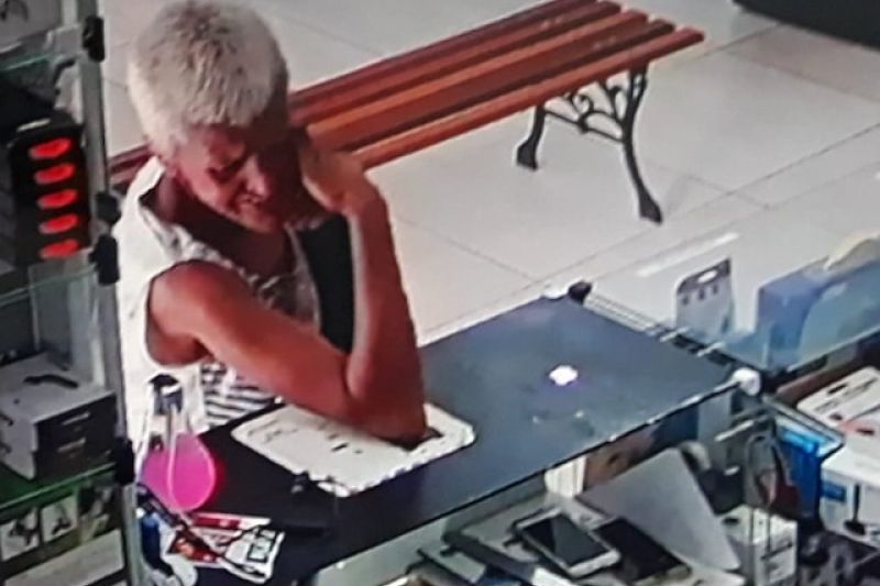 'Vovó do crime' é flagrada em vídeo furtando celular em loja