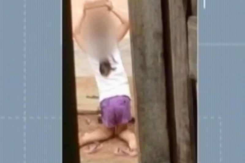 Mãe é autuada por tortura, após sufocar e colocar filha de joelhos com tijolo na cabeça