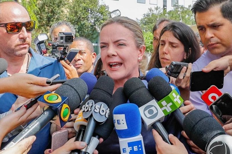 Oposição usa massacre para atacar política de liberação de armas defendida por Bolsonaro