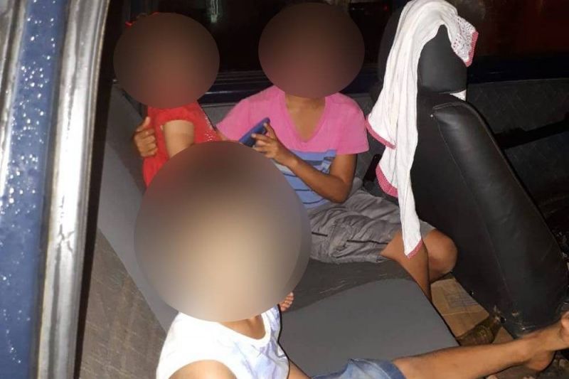 Pais são presos ao deixarem bebê e duas crianças trancadas em carro para irem até boate