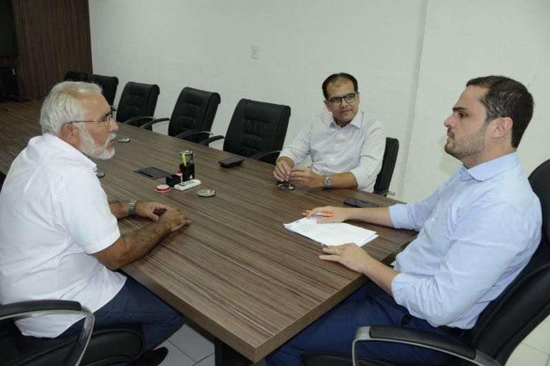 Padre Eraldo se reúne com secretário Alexandre Ayres e garante UPA cada vez mais forte
