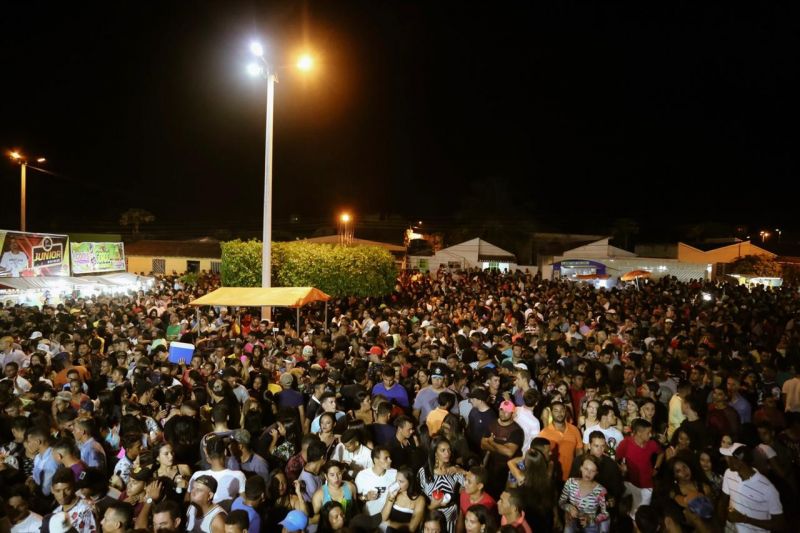Milhares de pessoas participam da Festa do Alto dos Coelhos, em Água Branca