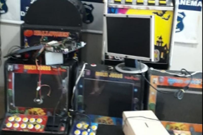 Homem é preso após polícia encontrar máquinas caça-níqueis no bar dele em Santana