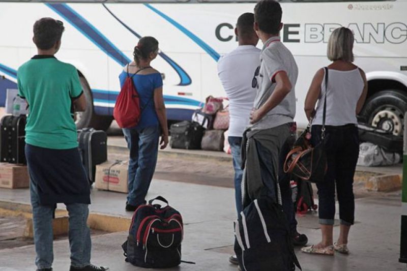 Nova lei exige autorização judicial para menores de 16 anos viajarem sem os pais; entenda