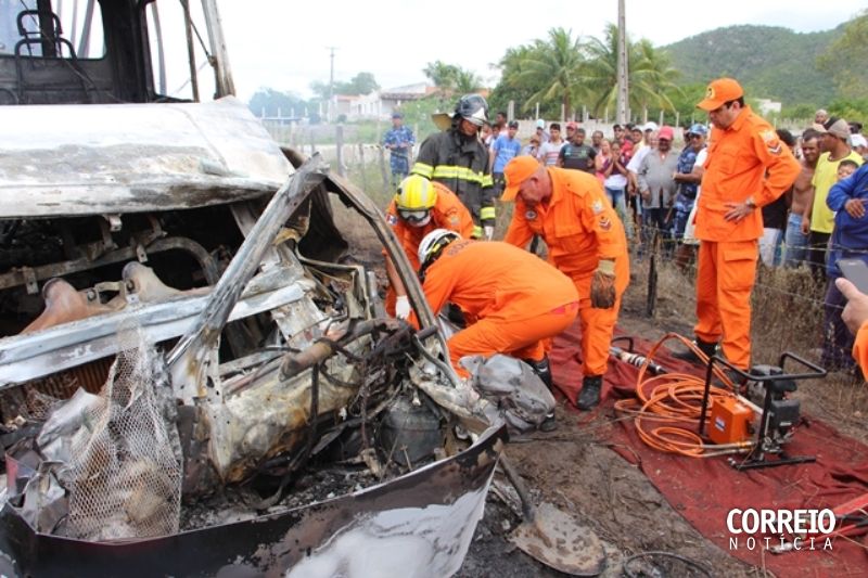 Homem morre carbonizado em colisão entre carro de passeio e caminhão em Água Branca