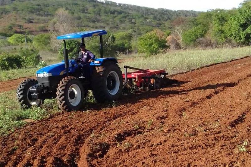 Prefeitura de Pariconha inicia corte de terra de pequenos produtores rurais do município