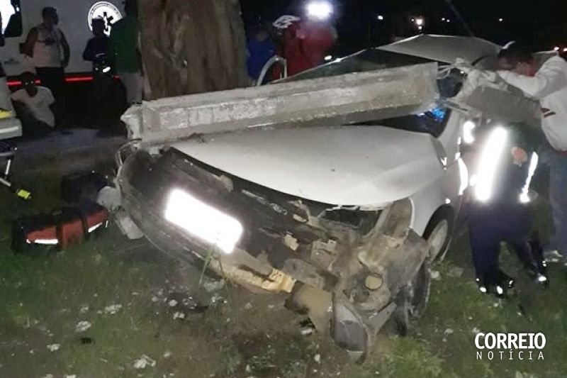 Grave acidente deixa uma pessoa presa às ferragens de carro em Olho D’água das Flores