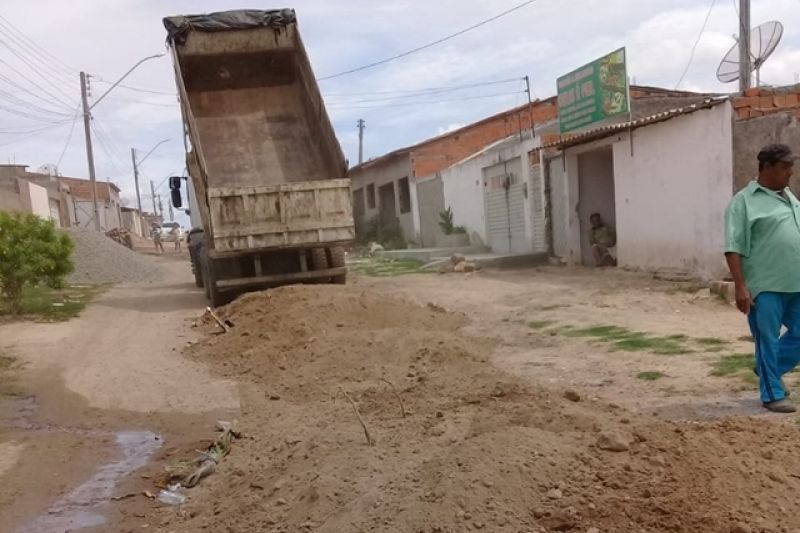 Secretaria de Infraestrutura realiza trabalho de melhorias nas ruas do Novo Horizonte