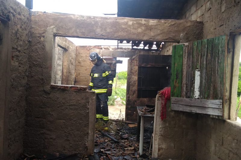 Homem embriagado incendeia e destrói a própria residência em Santana do Ipanema