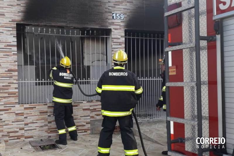 Incêndio que teria sido iniciado por notebook na tomada destrói casa em Delmiro Gouveia