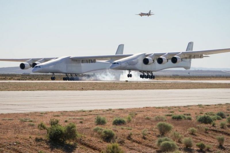 Maior avião do mundo decola na Califórnia; envergadura é maior que campo de futebol
