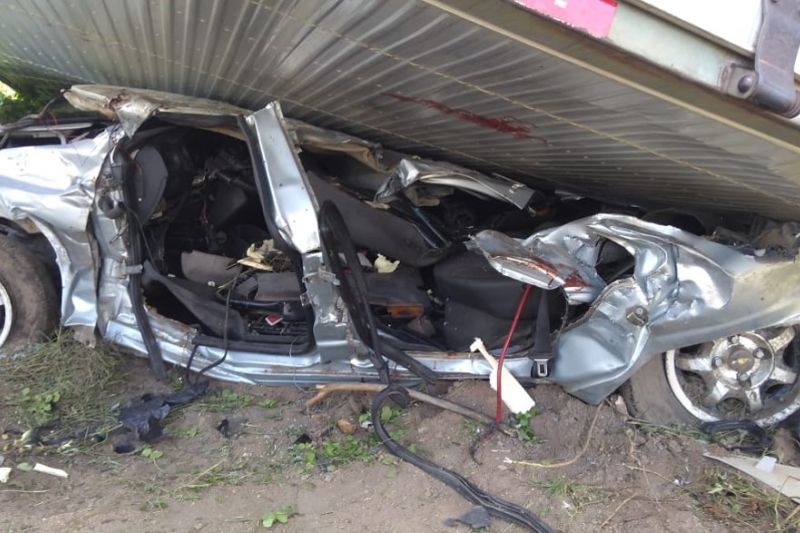 Motorista diz que jogou caminhão contra carro de supostos assaltantes para evitar o crime