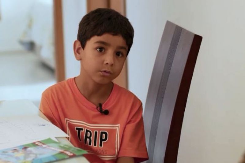 Menino superdotado, de apenas 7 anos, escreve livro e dá palestras por todo o país