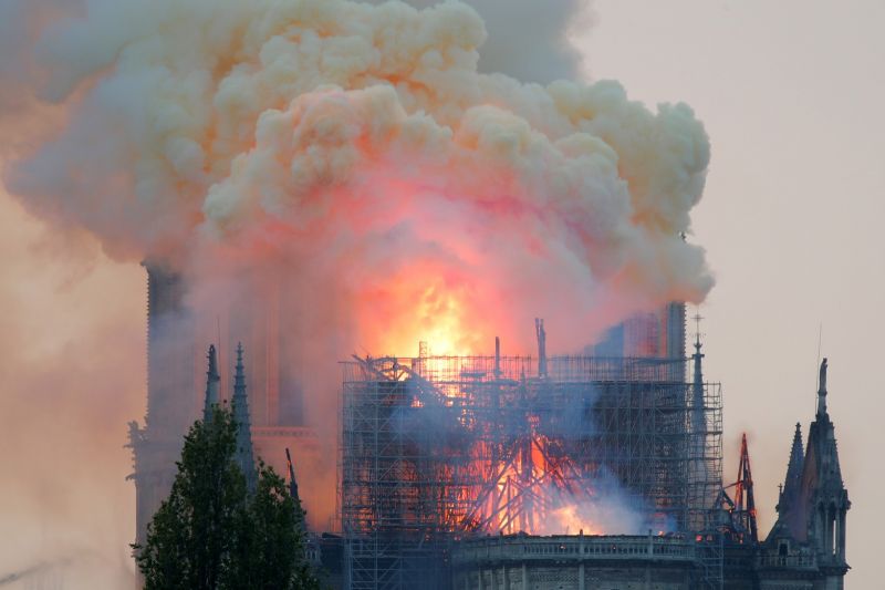 Incêndio atinge a Catedral de Notre-Dame, em Paris