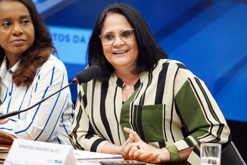 Ministra Damares diz que, na 'concepção cristã', mulher deve ser 'submissa' ao homem