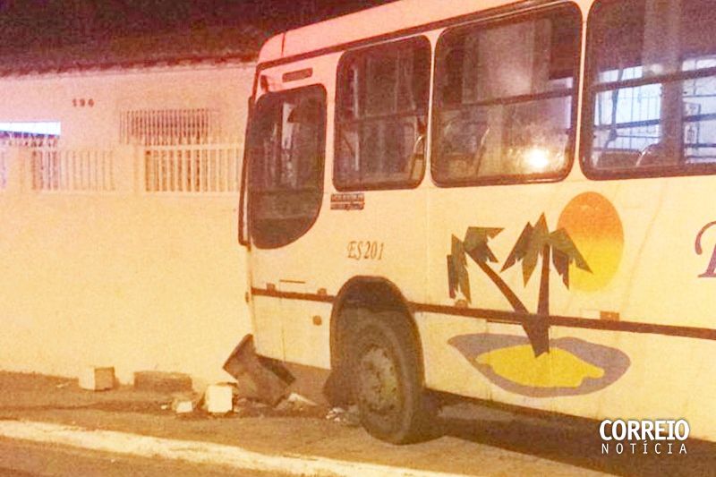 Ônibus com placa de Maceió fica sem freios e bate em muro de residência em Delmiro Gouveia