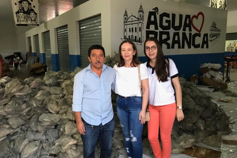 Prefeitura de Água Branca distribui mais de 6 toneladas de peixes e itens da cesta básica