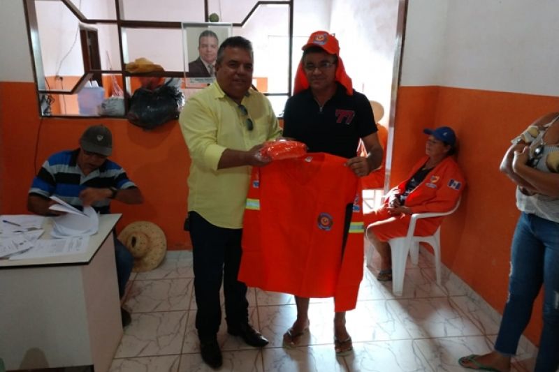 Prefeitura de Pariconha entrega novos fardamentos para profissionais de limpeza