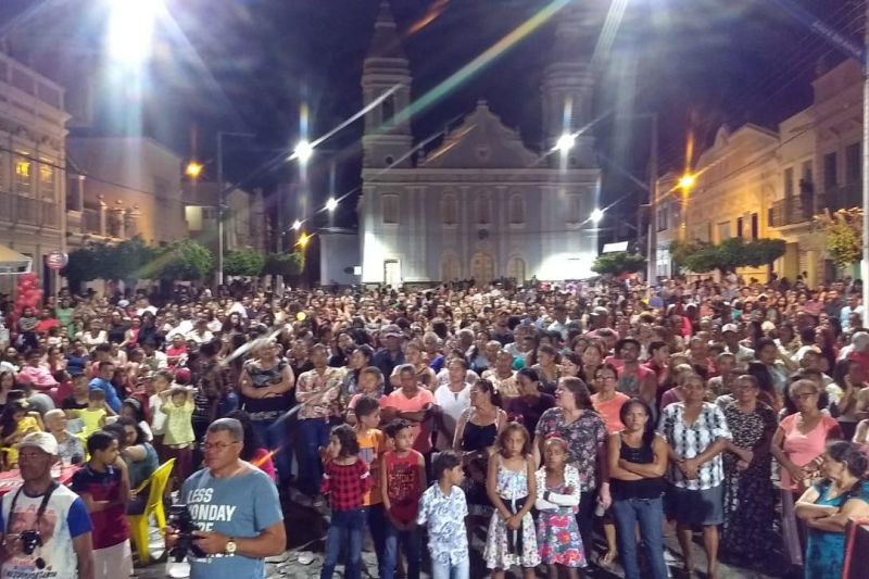 Show de prêmios em comemoração ao Dia das Mães atrai multidão em Água Branca