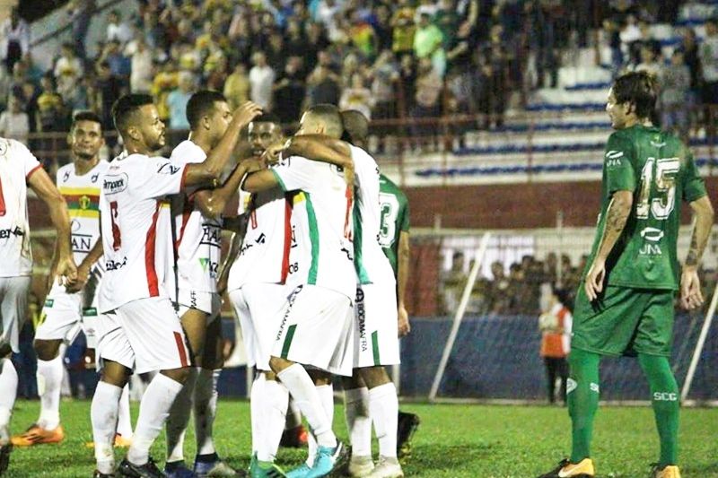 Thiago Alagoano marca golaço de falta e Brusque mantém liderança no Brasileirão Série D