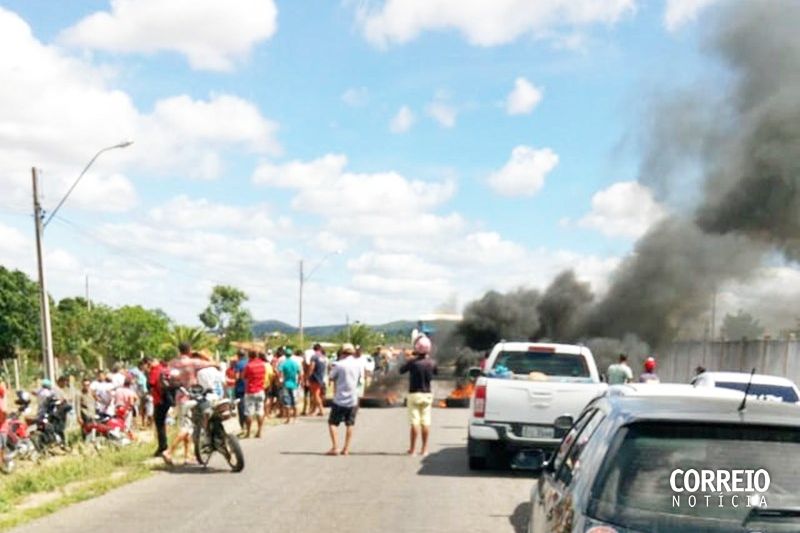 Revoltados com blitze da polícia, populares realizam manifestação em São José da Tapera