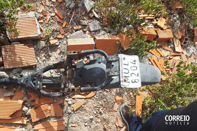 Chassi de moto é encontrado próximo de construções abandonadas em Delmiro Gouveia