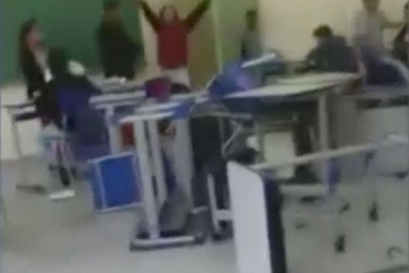 Alunos arremessam livros contra professora e jogam carteiras em escola de SP
