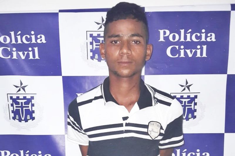 Acusado de tráfico de drogas é preso ao ser flagrado destruindo monumento de praça pública