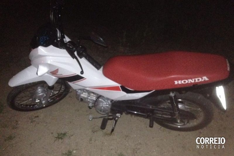 Motocicleta roubada é encontrada minutos depois abandonada em fazenda em Delmiro Gouveia