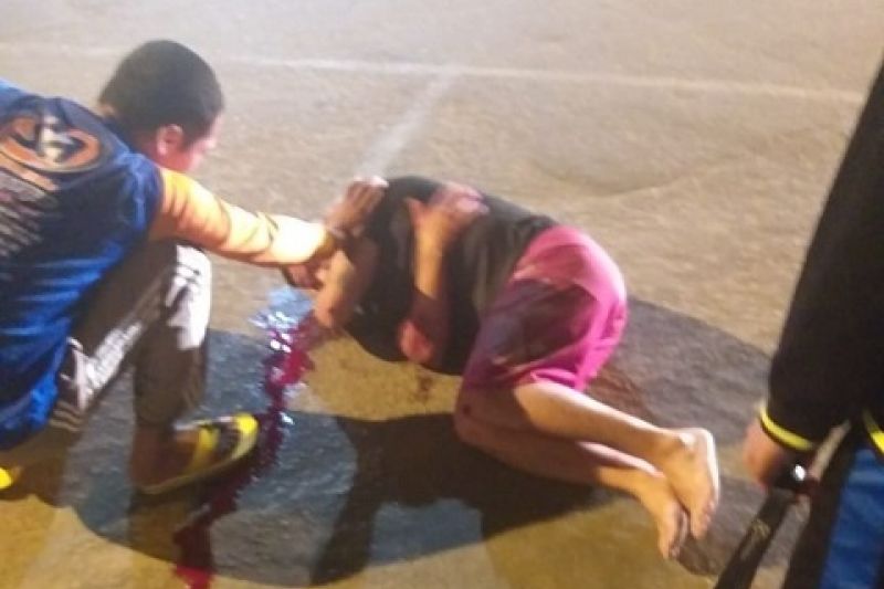 Carro invade calçada e atropela casal de idosos em Santana do Ipanema; veja vídeo