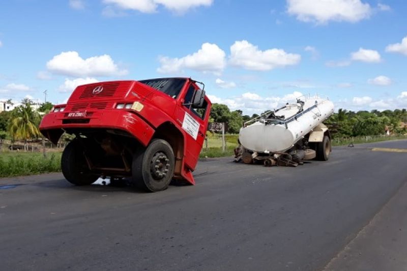Caminhão-pipa contratado pelo Exército parte-se ao meio em Pão de Açúcar