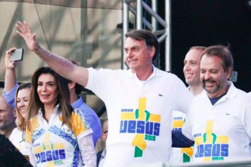 Bolsonaro discursa sobre “ética e moral” ao lado de casal preso com dinheiro na Bíblia