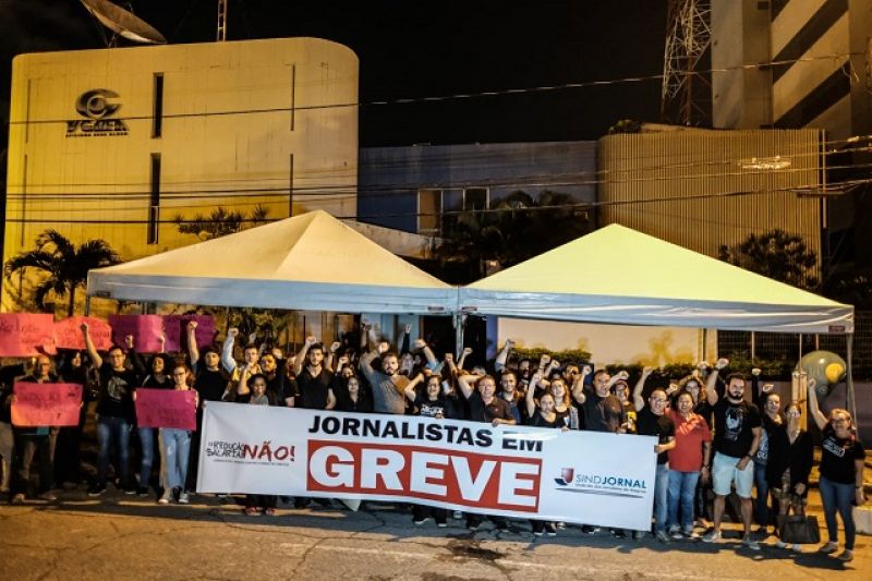 Jornalistas em greve contra redução salarial de 40% fazem manifestação em frente às TVs