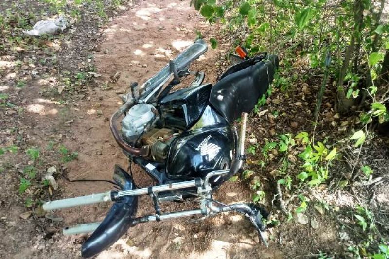 Moto furtada é encontrada abandonada sem pneus e outros acessórios em Inhapi