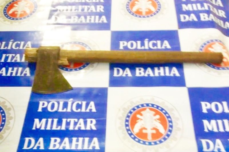 Jovem é preso suspeito de quebrar objetos de casa e tentar agredir a mãe com machado