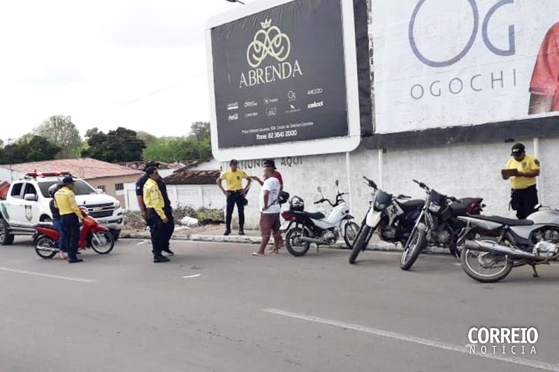 Motos são apreendidas e habilitação recolhida durante ação da SMTT em Delmiro Gouveia