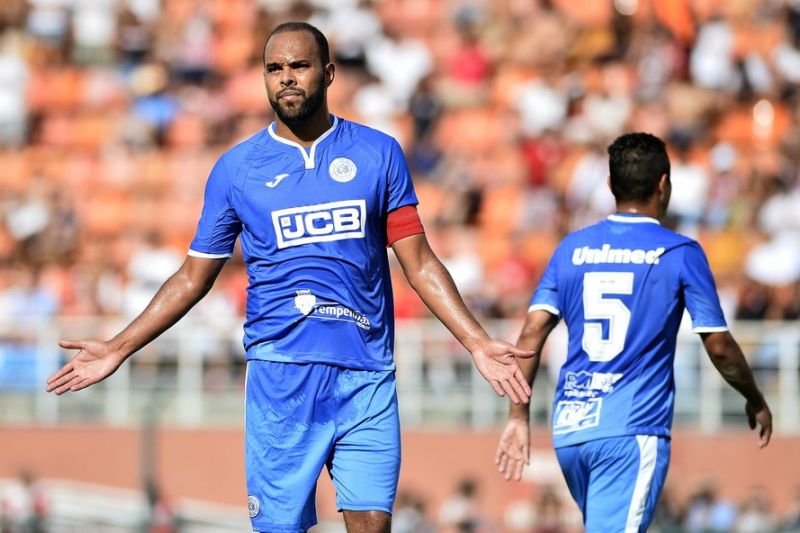 Dirigente do CSA anuncia centroavante Alecsandro e mais dois reforços