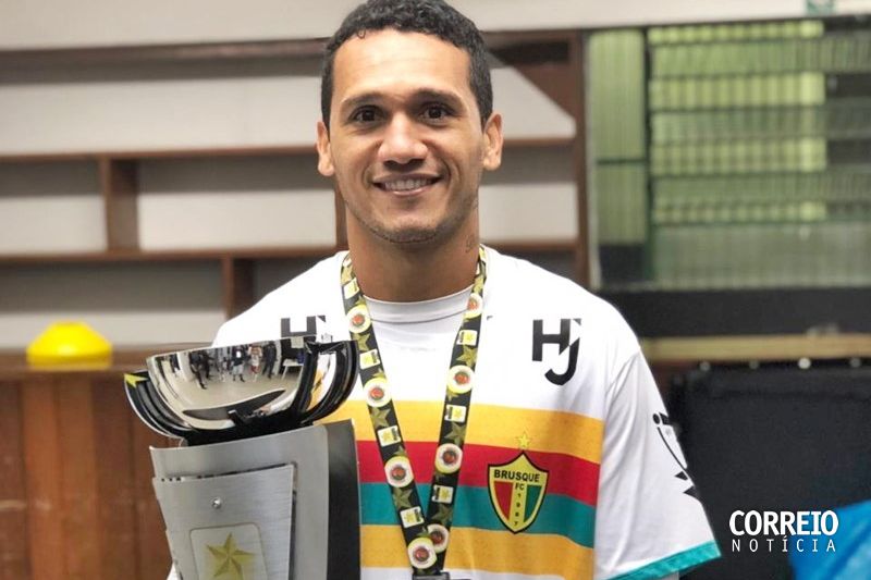 Vice na Recopa Catarinense, Thiago Alagoano busca classificação do Brusque no Brasileirão