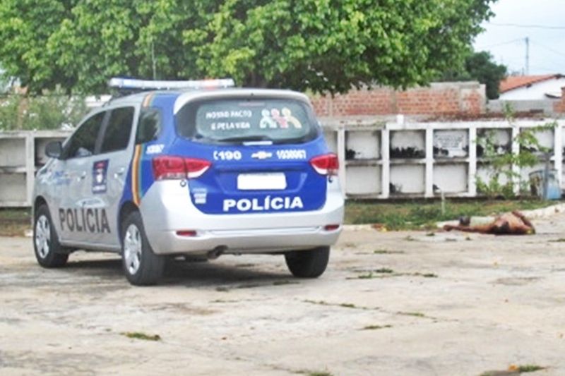 Homem é assassinado com vários tiros enquanto trabalhava em cemitério de Petrolândia