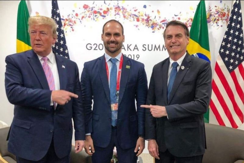 Filho cotado para embaixada tem 'vivência internacional' e 'frita hambúrguer'