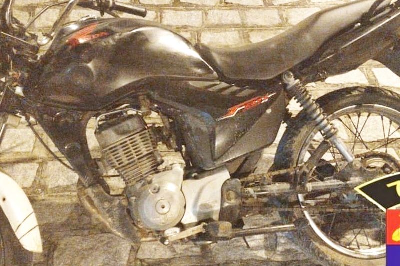 Rondas da Polícia Militar resultam na apreensão de moto e detenção de homem em Ouro Branco