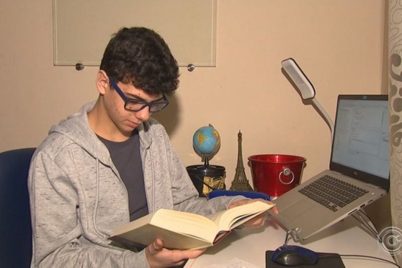 Após liminar na Justiça, adolescente de 14 anos é autorizado a fazer curso de graduação
