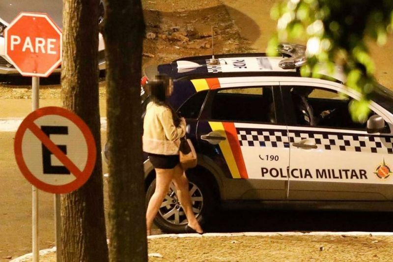 Moradores do DF se revoltam com PMs levando prostitutas em viaturas