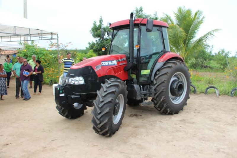 Entrega de trator vai beneficiar comunidades rurais de Delmiro Gouveia