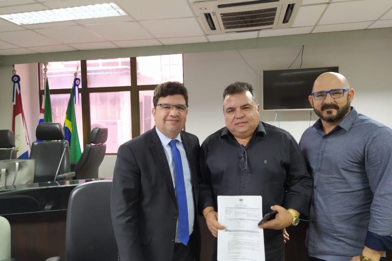 Prefeito Fabiano Ribeiro assina termo de adesão de Pariconha ao Programa Moradia Legal IV