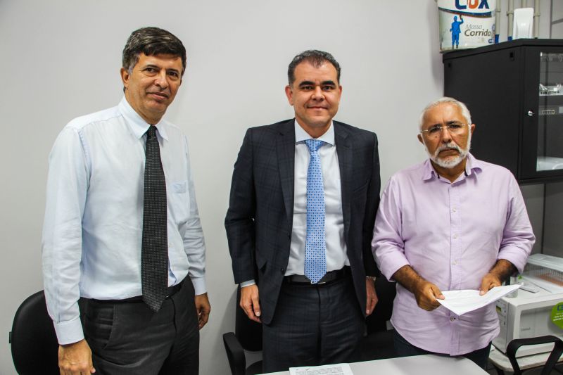 Prefeito Padre Eraldo assina TAC para realização de concurso público em Delmiro Gouveia