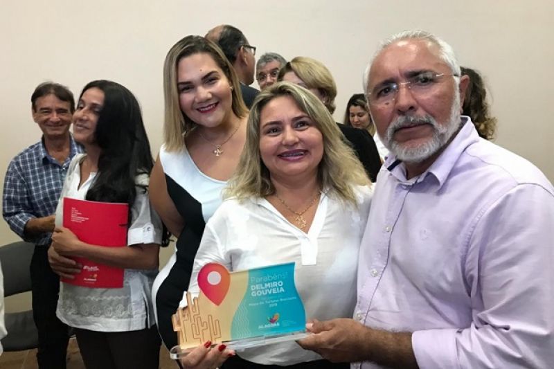 Prefeito Padre Eraldo é homenageado por desempenho na divulgação turística de Delmiro