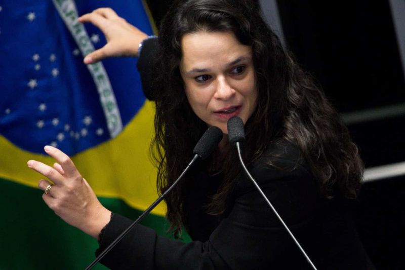 Janaina Paschoal pede impeachment de Dias Toffoli por ele beneficiar Flávio Bolsonaro