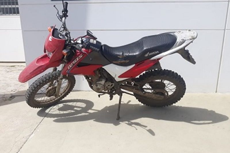 Blitz policial resulta na prisão de homem e recuperação de moto roubada em Major Izidoro