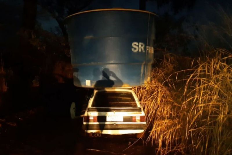 Ladrões tentam levar caixa de água de 5 mil litros em cima de veículo  Monza